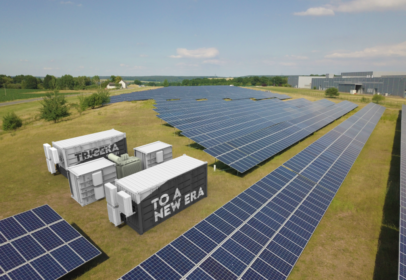 Drohnenansicht eines Batteriespeichers von TRICERA energy neben einem Photovoltaik-Anlagen-Feld