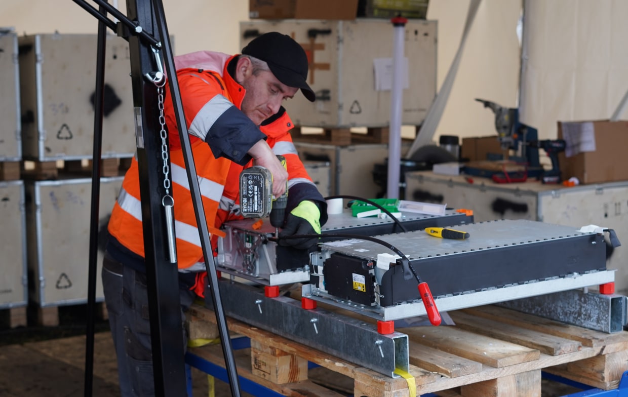 Mitarbeiter während der Arbeiten am Batteriemodul im Rahmen von Betrieb und Wartung für Batteriespeicher