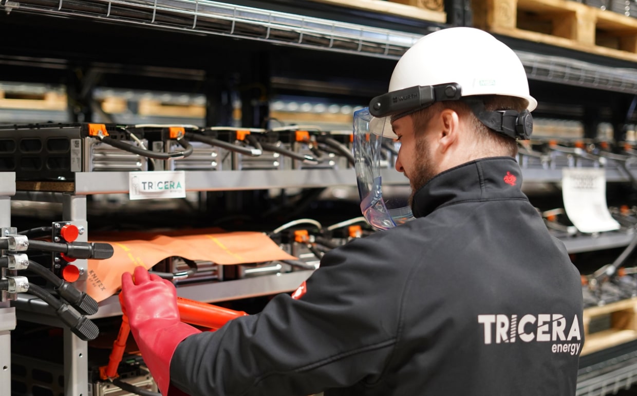 Arbeit in Schutzkleidung an einem Rack von Speichermodulen.