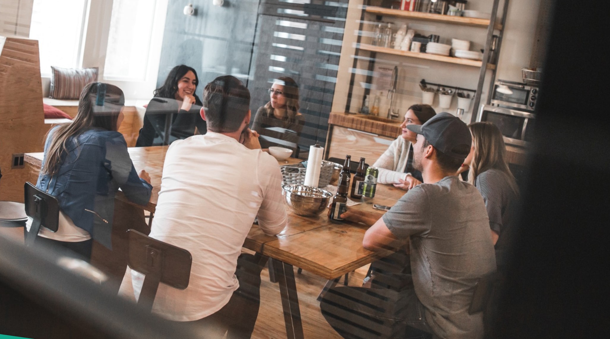 Mitarbeiter während einer Besprechung - Gemeinsam Karriere bei TRICERA machen