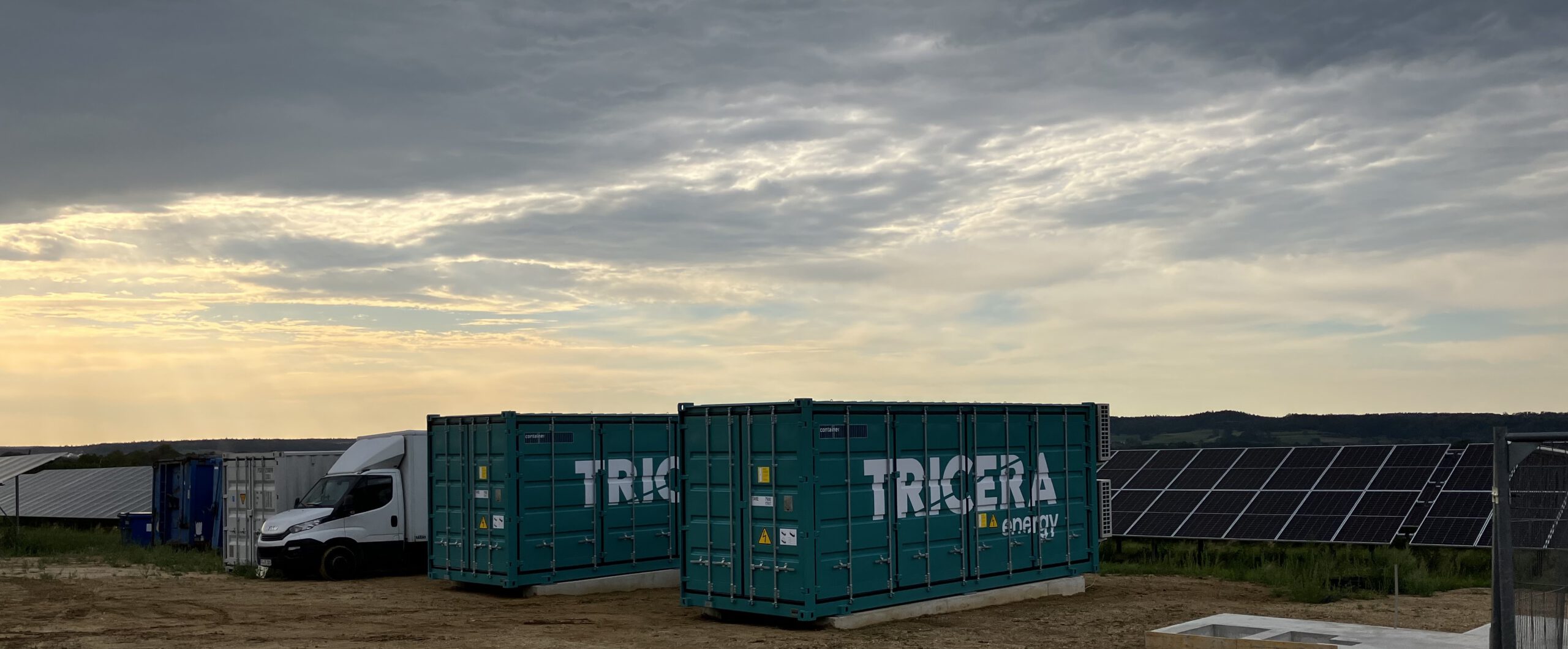 Batteriespeicher neben Photovoltaik-Anlage beim Kunden ABO Wind