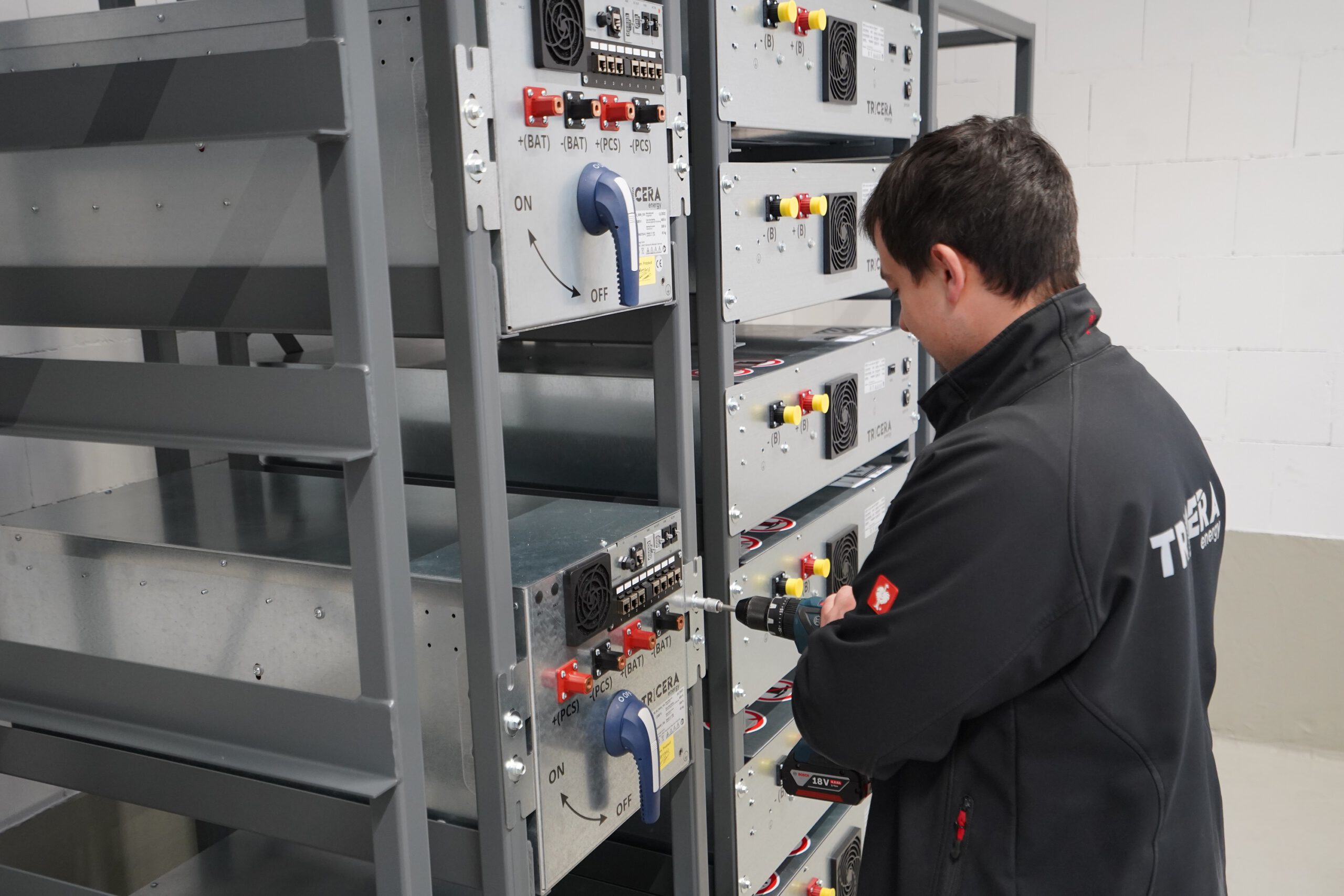 DSC04119 Mitarbeiter arbeitet an der Fertigstellung eines Indoor-Batteriespeichers