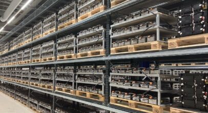 Regal mit Batteriemodulen im Batteriespeicher von JT Energy in Freiberg