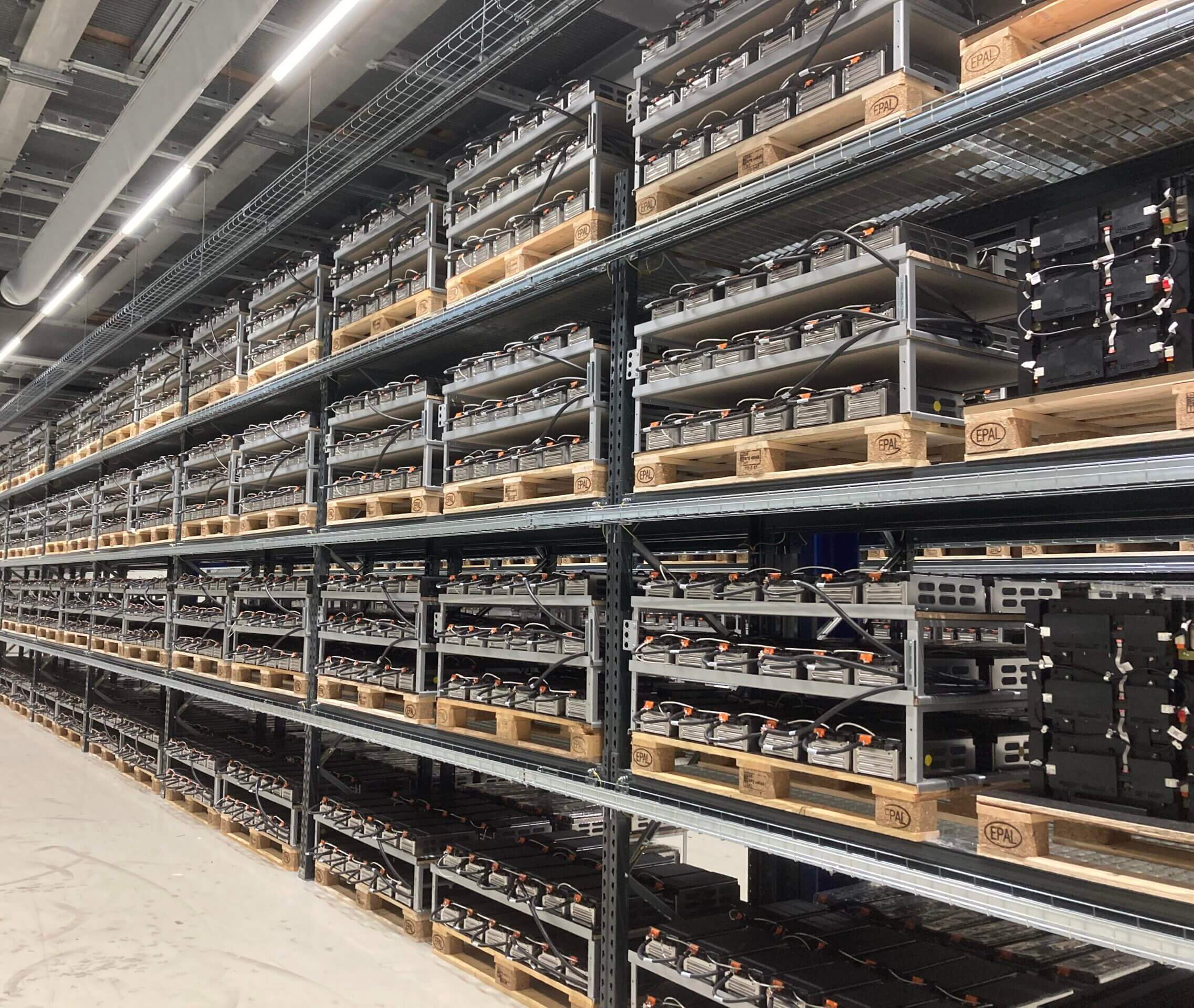 Regal mit Batteriemodulen im Batteriespeicher von JT Energy in Freiberg