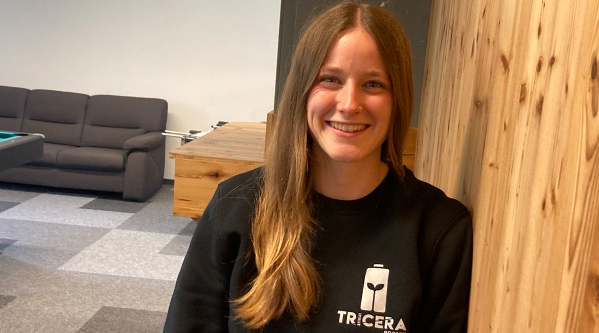 Vertriebsingenieurin Henrike Quast im Gemeinschaftsraum der TRICERA energy während des Mitarbeiterinterviews