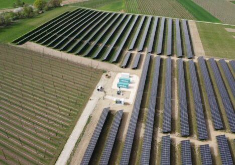 TRICERA-Batteriespeicher neben Photovoltaik-Anlage