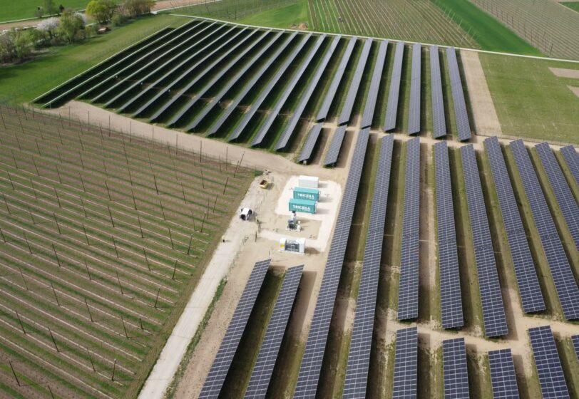 TRICERA-Batteriespeicher neben Photovoltaik-Anlage