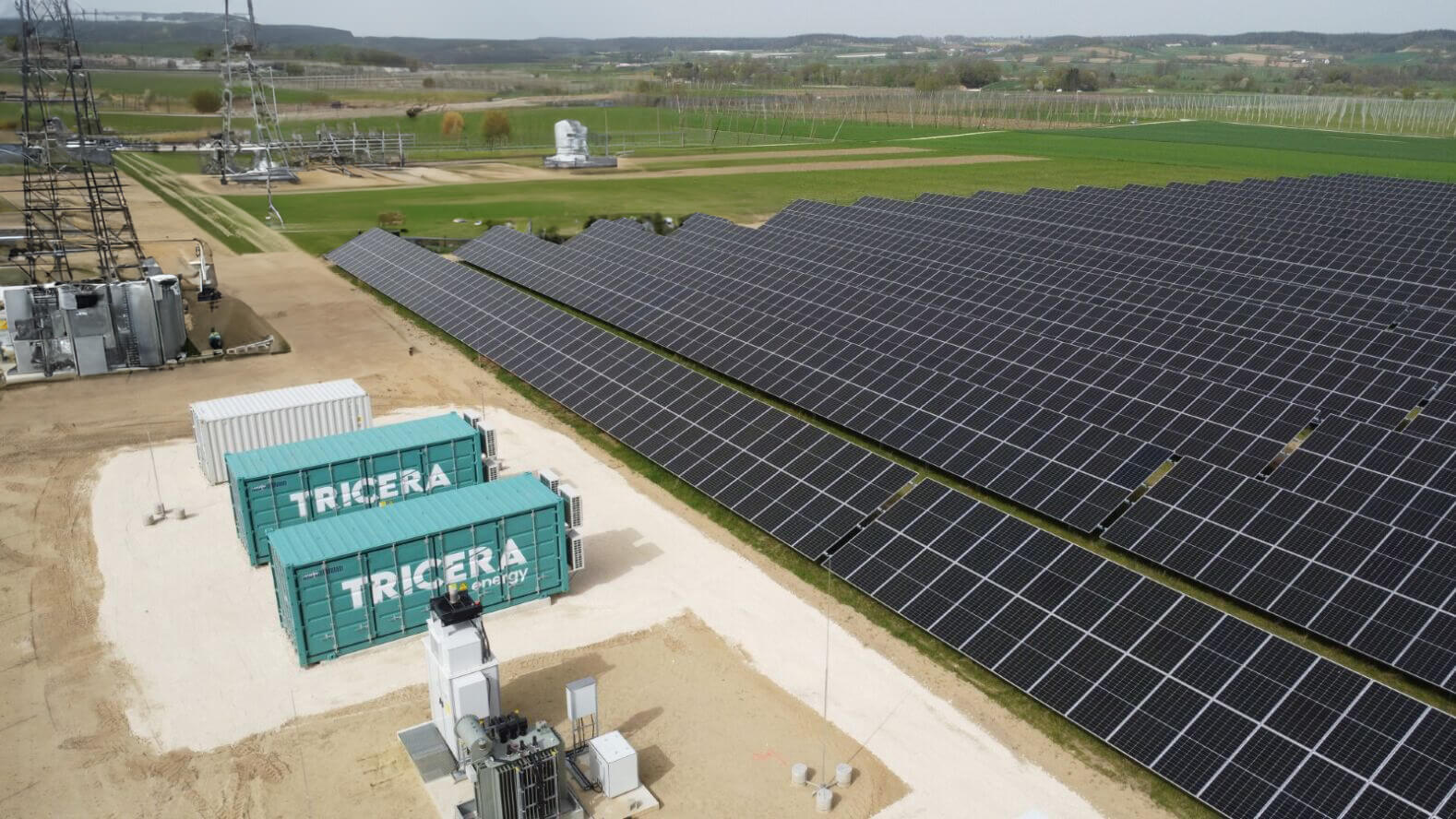 Symbolbild eines Batteriespeichers als Netzbooster von TRICERA energy neben einem Umspannwerk