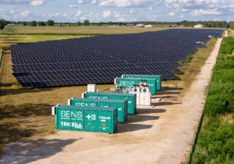 TRICERA-Batteriespeicher neben Photovoltaik-Anlage in Lübars